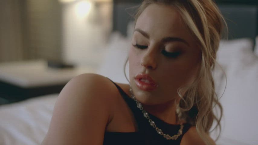 Anna Claire Clouds & Manuel Ferrara : video clip
