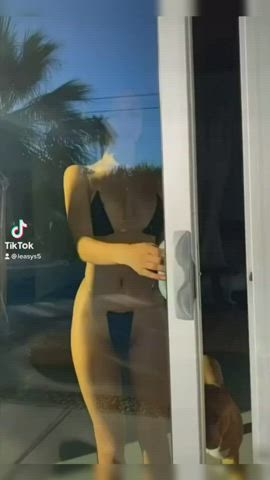 Anyone know her name? Seen her before so i guess she’s quite famous : video clip
