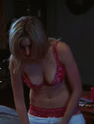 Sarah Chalke's reaction when we tell her we are going to share her : video clip