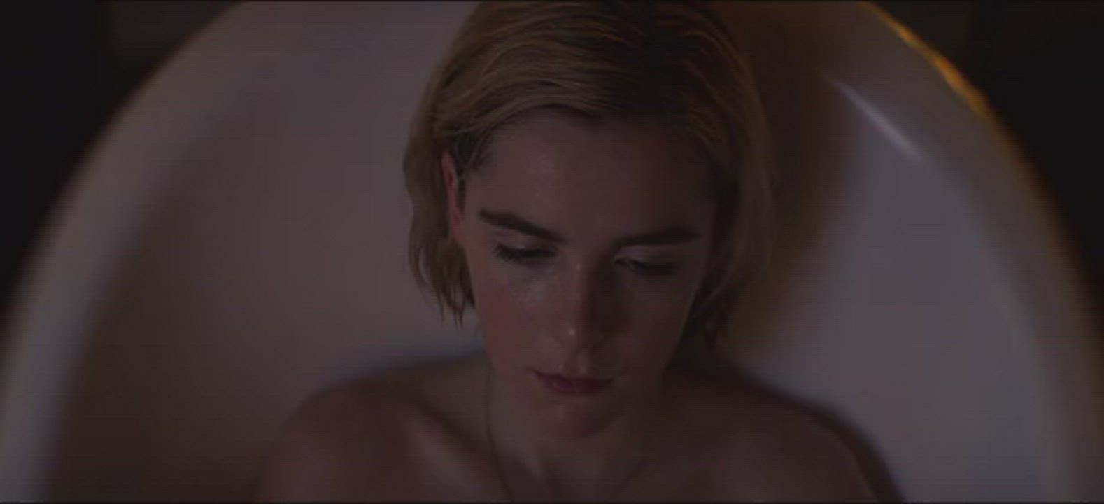 Kiernan Shipka in the Tub : video clip