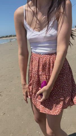 The beach isn’t fun without a butt plug [GIF] : video clip