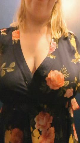 I like to slip my tits out when I'm alone : video clip