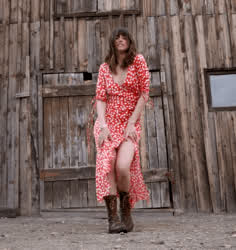 Ana de Armas crawls to you : video clip