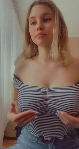 I would like you to help me choose an outfit for college : video clip
