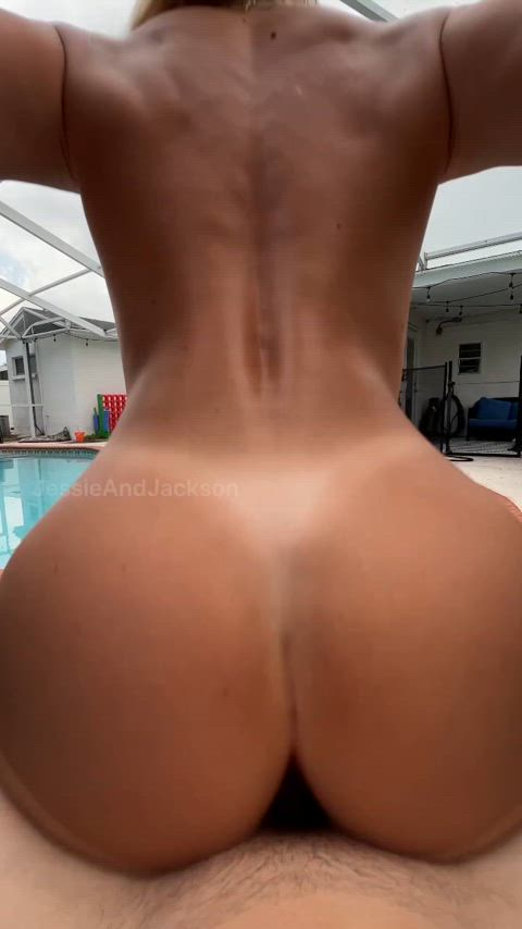 Showing off her back muscles : video clip