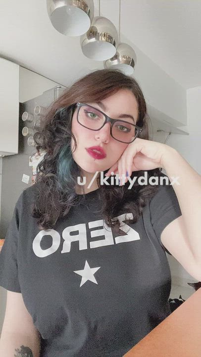 Kitty Danx titty drop! : video clip
