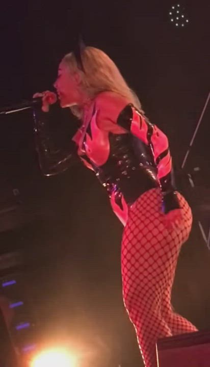 Doja Cat showing off her thick ass : video clip