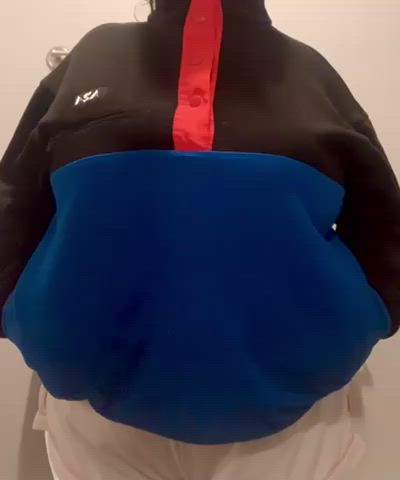 I’m hiding a massive surprise under my sweater …. OC : video clip