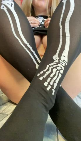 Flashing my perfect pussy [oc] : video clip
