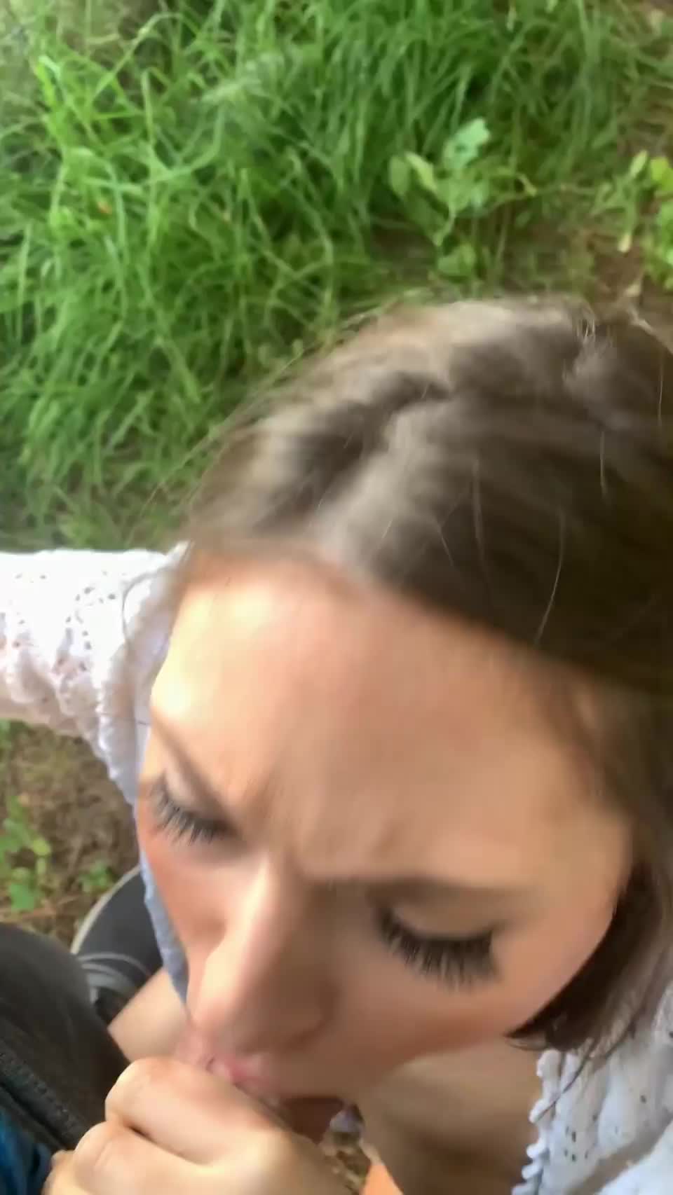 Finishing off my roommate outdoors 💦 : video clip