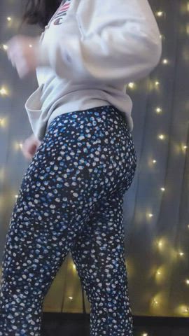 In case you were looking for a brunette with a big ass--I'm the definition of a pawg! : video clip