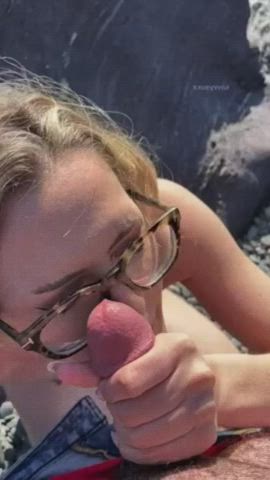 Happy cum on the beach : video clip