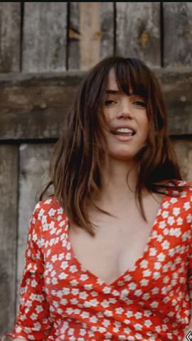 Ana De Armas shaking and downblouse slow-mo : video clip