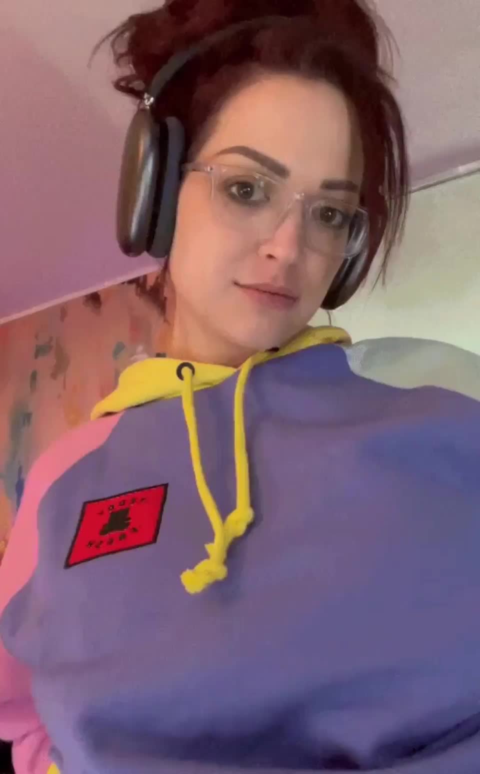 Happy to show off : video clip
