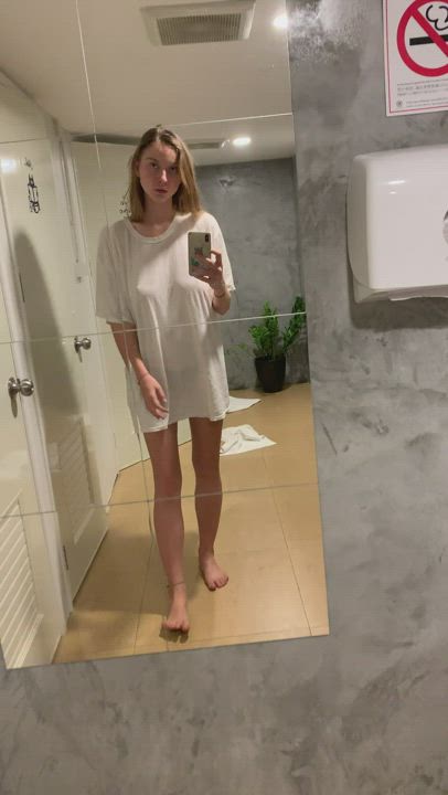 Beautiful slim babe : video clip