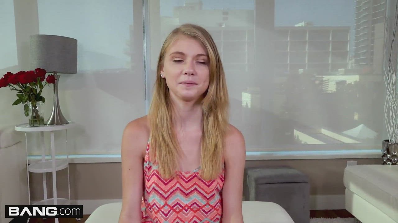 Petite teen Hannah Hays cheats on bf in public : video clip