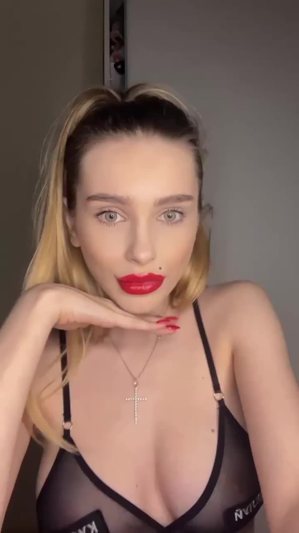 Red lipstick for slutty babe😋 : video clip