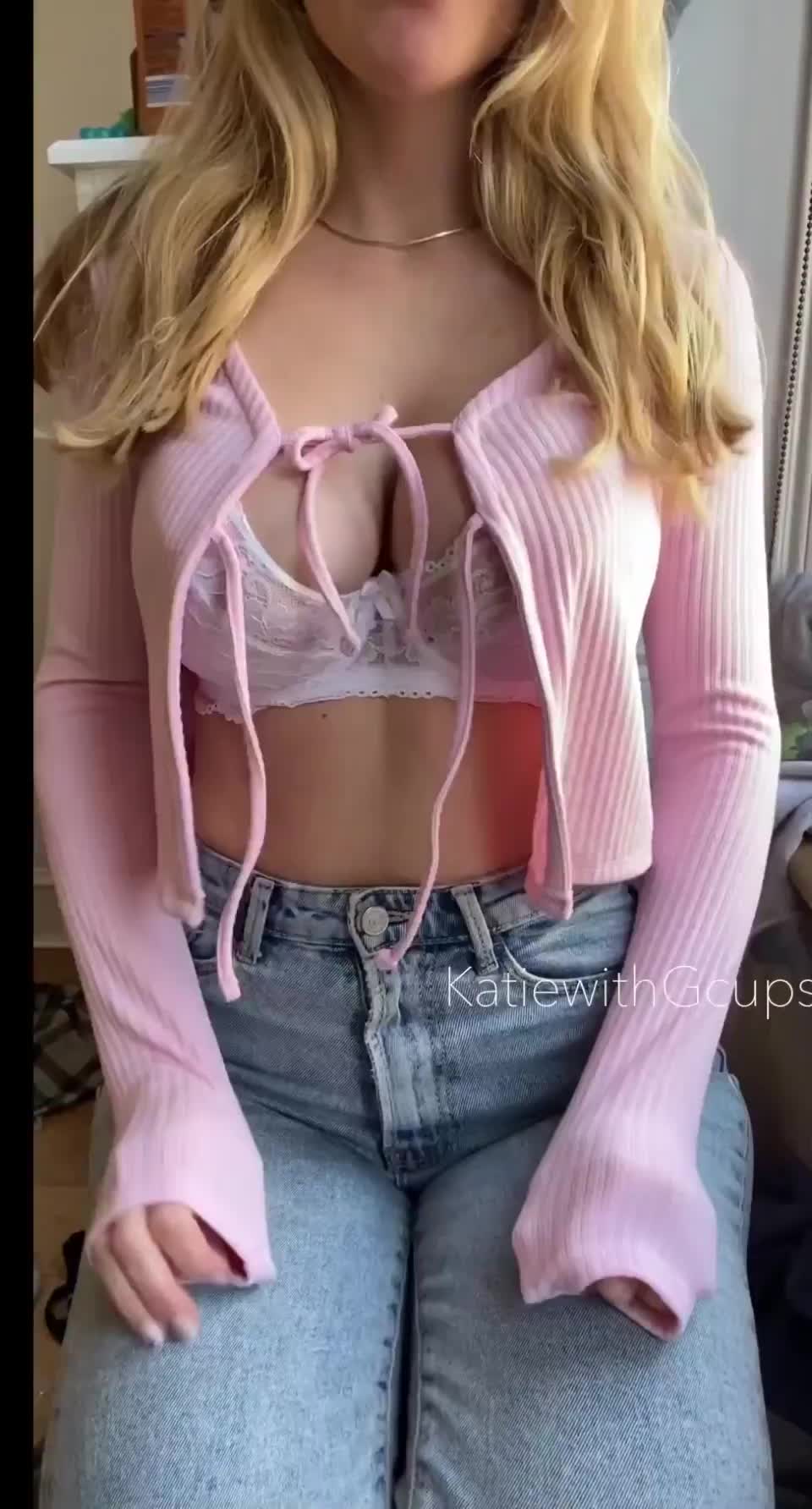 Your daily dose of your favorite bouncy blonde girl! 💕😌 : video clip