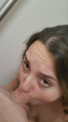 holding my head down to make sure he cums deep in my throat : video clip