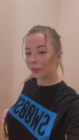 I wonder if a busty teen like me can brighten your day : video clip