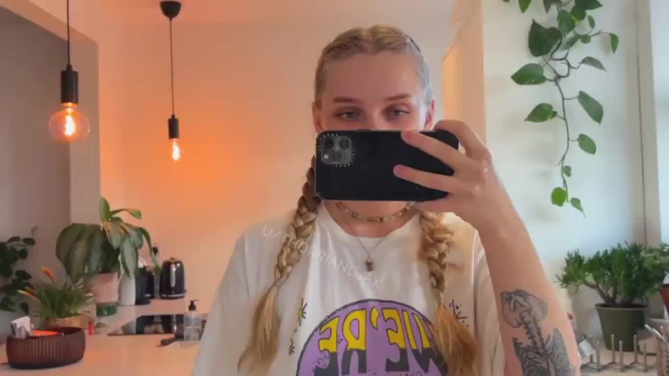 Im getting way better at fucking girthier toys now : video clip