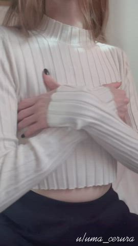 Showing off my tiny tits turns me on : video clip