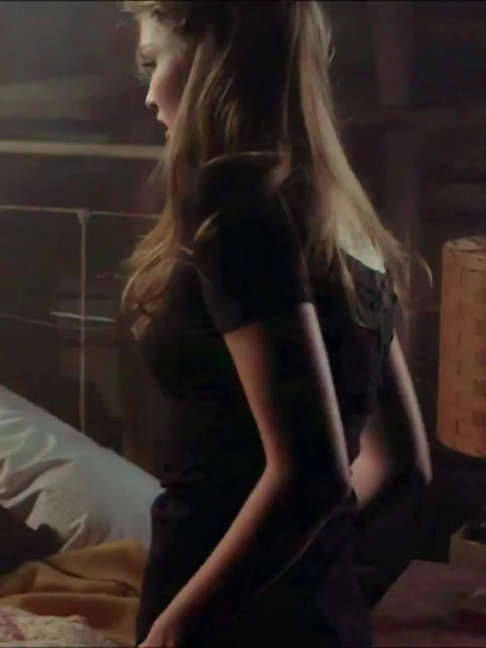 Lily Simmons : video clip