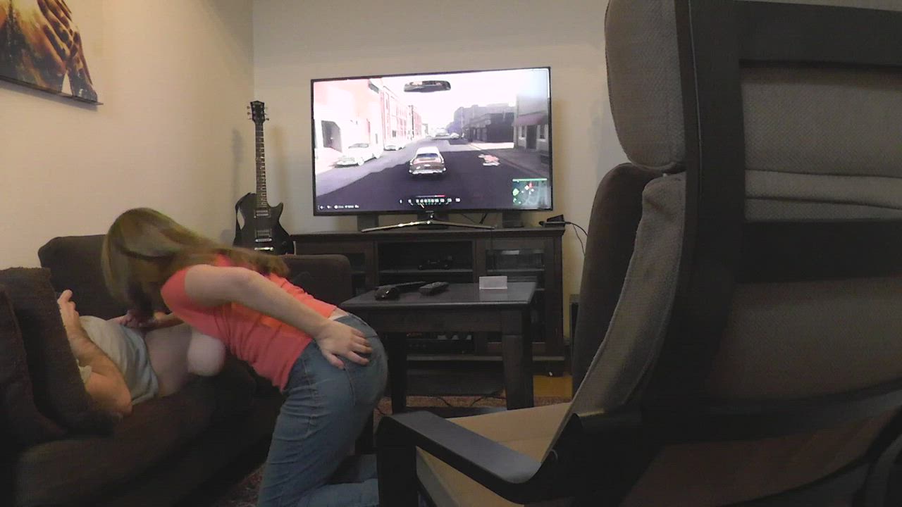 🎮 Hubby gaming while I suck him off and swallow a load : video clip