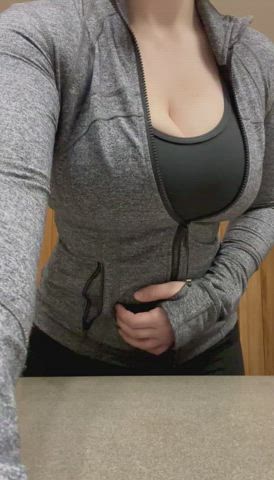 I like to whip out my H cups for the Internet anytime, anywhere : video clip