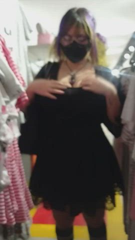 Just casually flashing my tits in the store, dont mind me : video clip