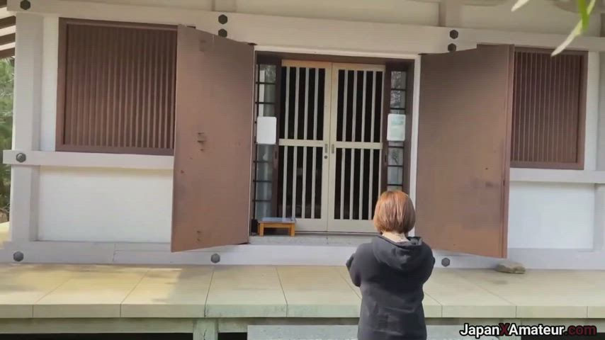 Thick Amateur Japanese Girl Giving A Blowjob and Getting Fucked In Front Of A Temple : video clip