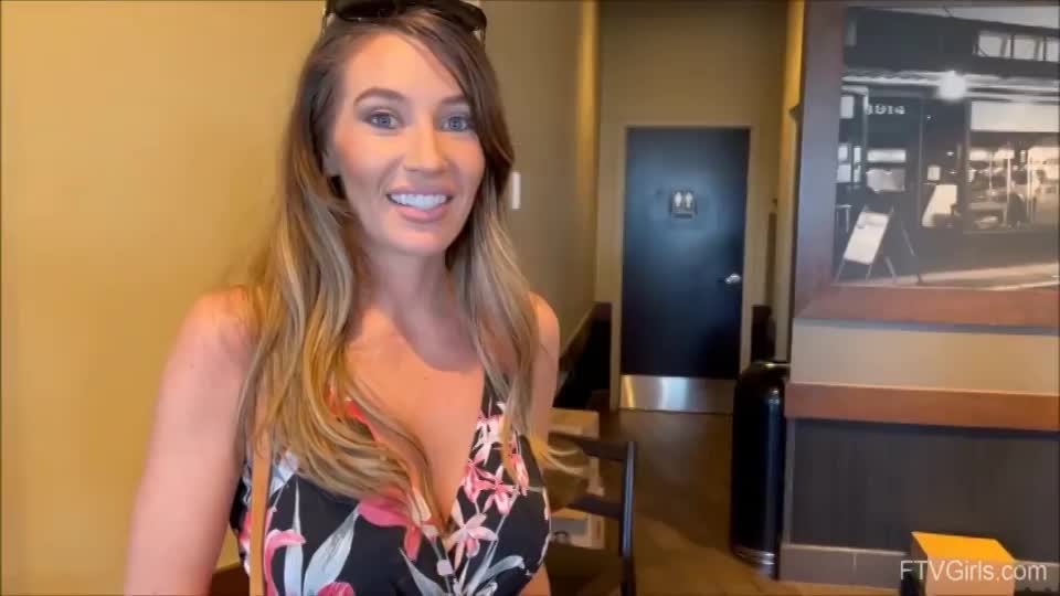 flashing at a cafe [GIF] : video clip