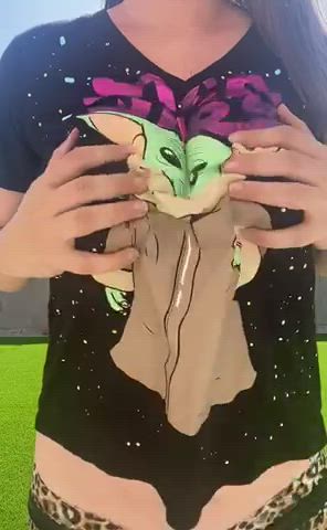 It’s too hot for a bra today : video clip