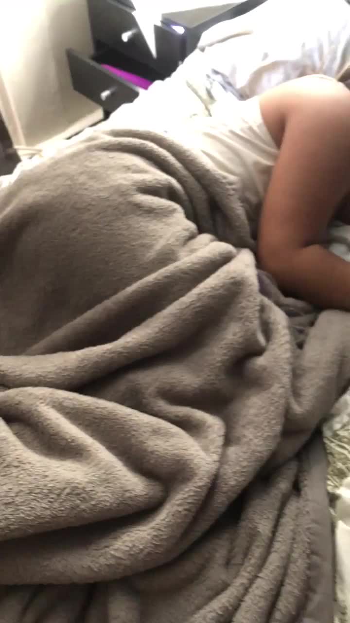 I’m a deep sleeper, if I fall asleep around you then you can use me : video clip