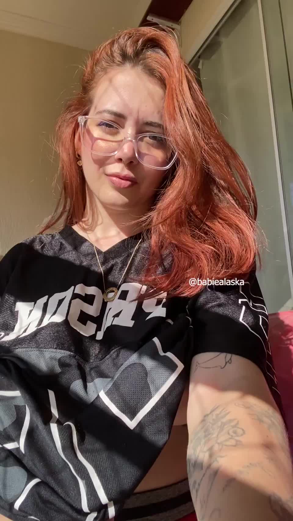Enjoying a bit of sun on my boobs : video clip