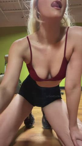 had the studio to myself… for a second [GIF] : video clip