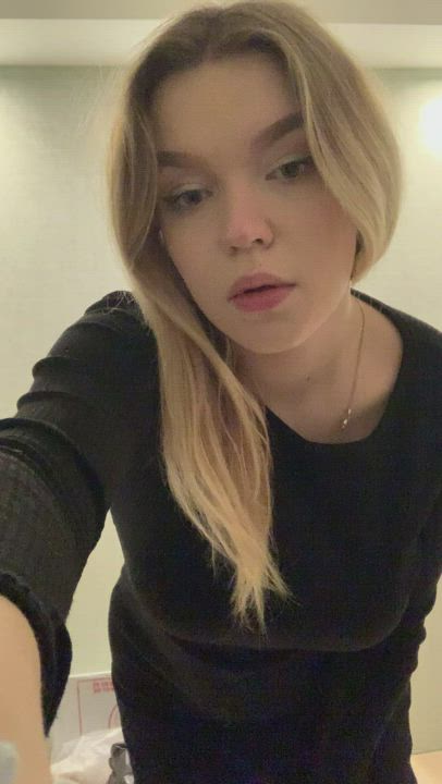 I hope someone decides to come talk to me : video clip
