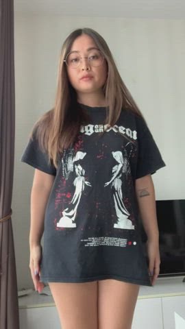 Just showing off what’s under that t-shirt : video clip