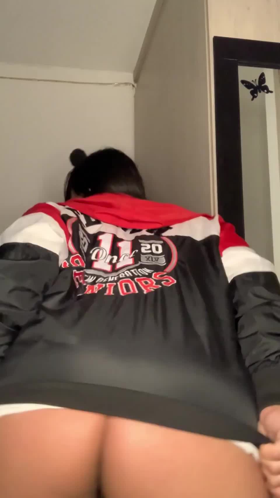 Am I the only one in here who hates wearing panties? : video clip