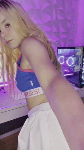 would u date an 18 yo college girl : video clip