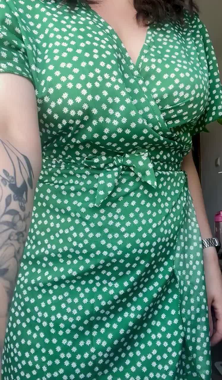 Do you like my dress? I think it suits me : video clip