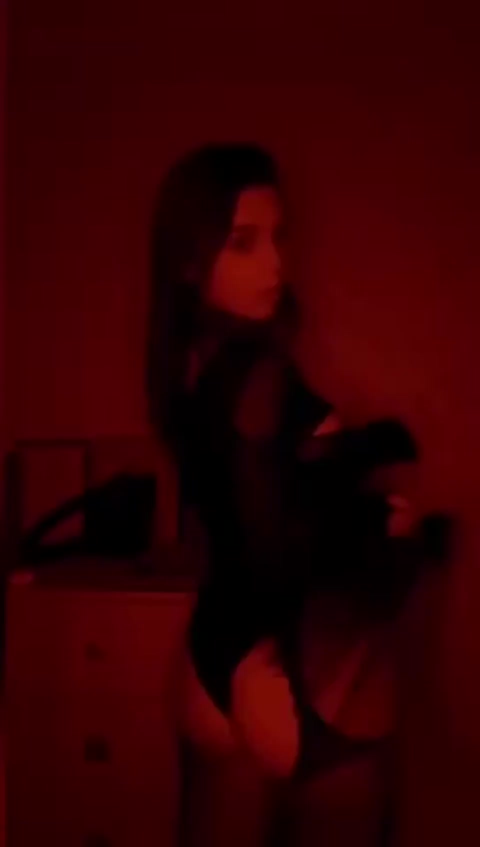 I choose beautiful outfits? : video clip