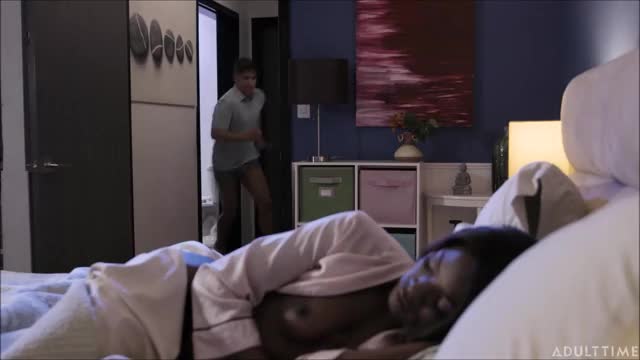 Ana Foxxx - Sneaking Around At Night : video clip