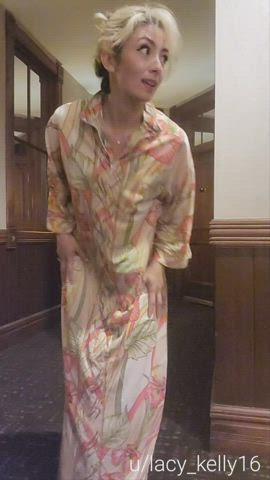 Feeling bold at the hotel [gif] : video clip
