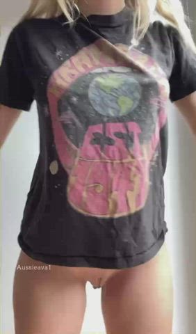 My tiny pussy wants to be filled : video clip