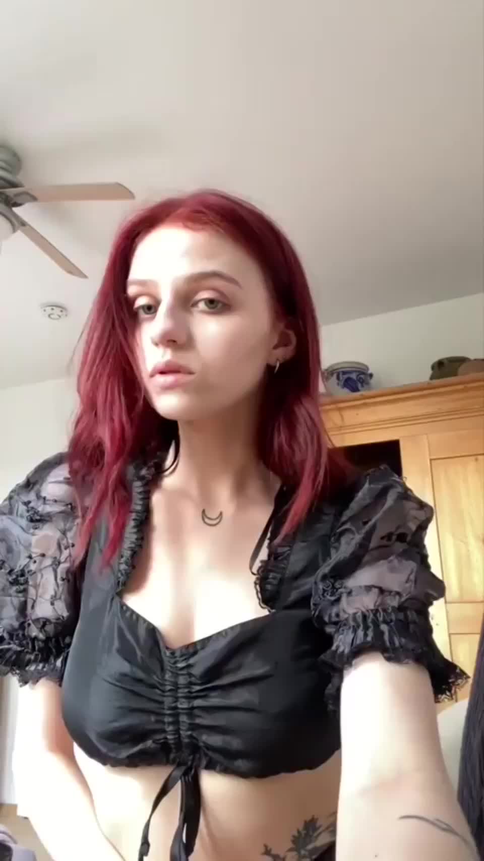 I feel very horny right now : video clip