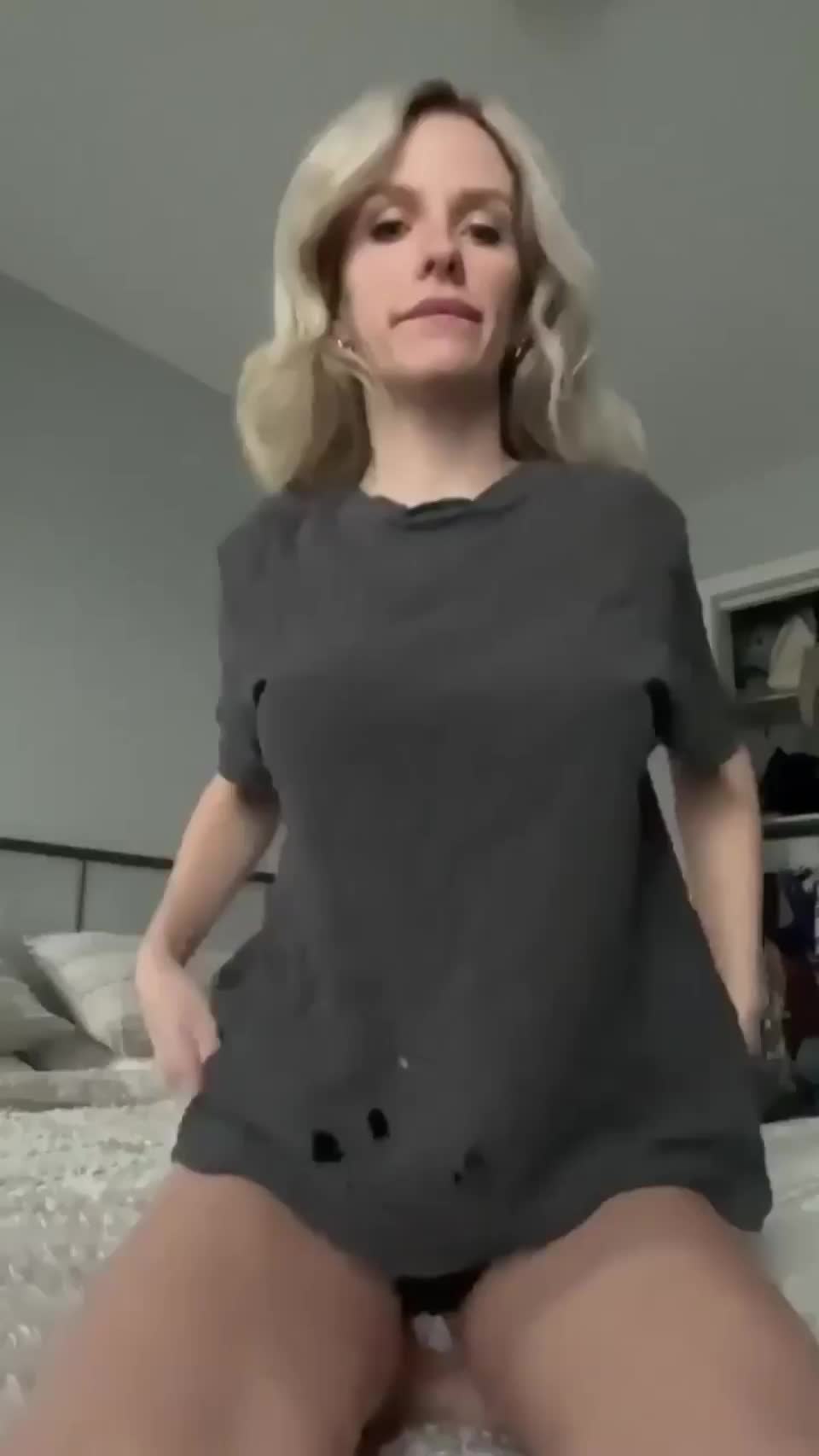 Droping my big boobies i wish you finish on them : video clip