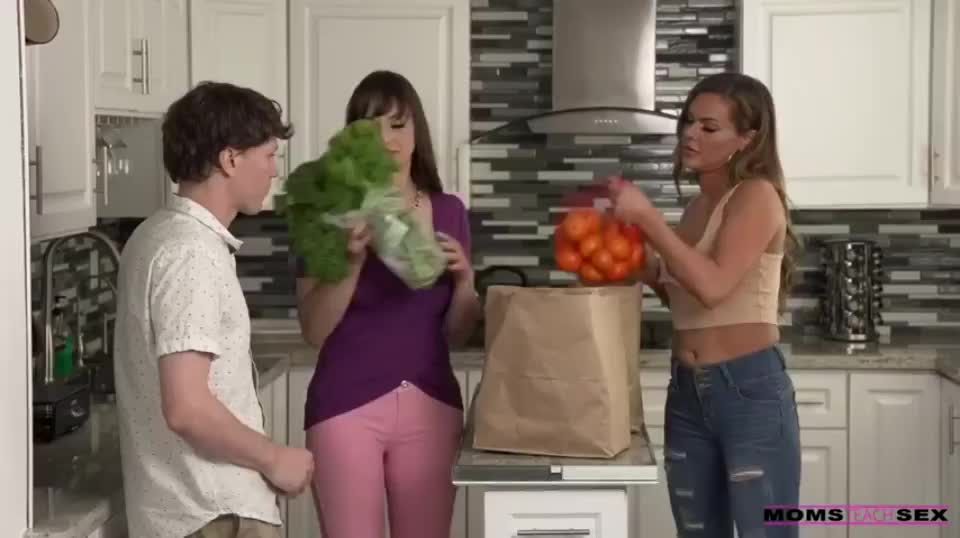 [MFF] I Will Not Look At My Stepmoms Tits : video clip