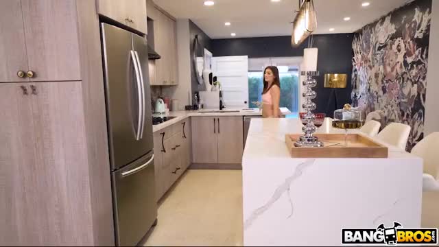 [Mae Milano, 18] Fuck Before Mom Comes Home : video clip