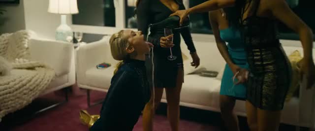 How Lili Reinhart Takes a Load : video clip